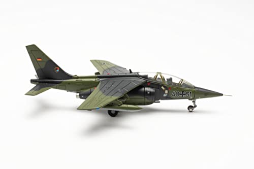 Herpa Modellflugzeug, Luftwaffe Alpha Jet A Fighter-Bomber Wing 41 "Husum Air Base – 4051" Maßstab 1:72- Modellbau Flugzeug, Flugzeugmodell für Sammler, Miniatur Deko, Flieger mit Standfuß aus Metall von herpa