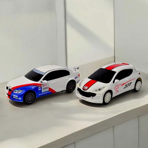 2 x RC ferngesteuerte mini Autos im offiziell lizenzierten Design, Kompatibel mit BMW vs Peugeot 207 WRC für spannende Duelle, Modell-Maßstab 1:40 mit LED-Beleuchtung, Fahrzeug, Spielzeug mit Rennbahn von njoyn