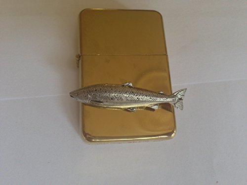 F32 Atlantic Salmon Emblem auf einem Flip Top Benzinfeuerzeug winddicht gold nachfüllbar von prideindetails