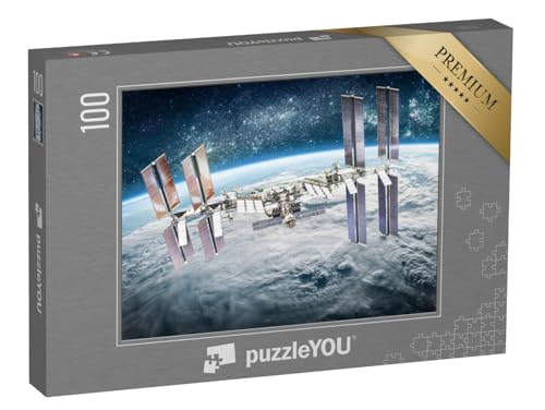 puzzleYOU: Puzzle 100 Teile „Internationale Raumstation auf der Umlaufbahn des Planeten Erde ISS Sterne und Galaxien“ von puzzleYOU