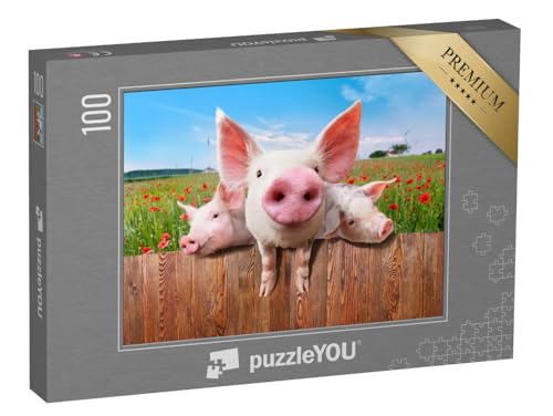 puzzleYOU: Puzzle 100 Teile „Junge Schweine auf dem Bauernhof schauen über den Zaun“ – aus der Puzzle-Kollektion Bauernhof-Tiere, Schweine & Ferkel von puzzleYOU