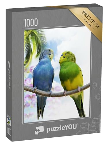 puzzleYOU: Puzzle 1000 Teile „Zwei Wellensittiche auf einem Zweig, im Hintergrund ist eine Palme zu sehen“ – aus der Puzzle-Kollektion Vögel, Wellensittiche von puzzleYOU