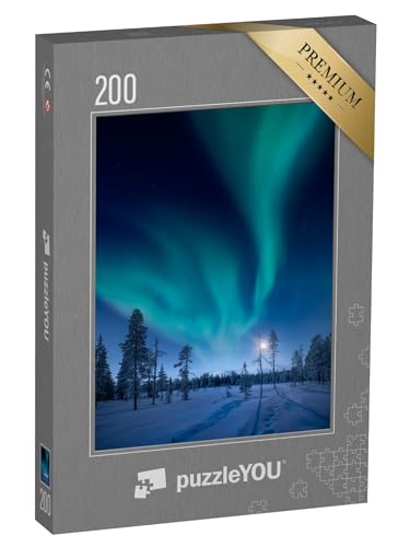 puzzleYOU: Puzzle 200 Teile „Mond und Nordlicht in Finnland, im Hintergrund die Pallas-Felsen“ – aus der Puzzle-Kollektion Nordlichter von puzzleYOU