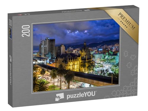 puzzleYOU: Puzzle 200 Teile „Plaza Botero Platz und Downtown Medellin am Abend, Kolumbien“ – aus der Puzzle-Kollektion Südamerika von puzzleYOU