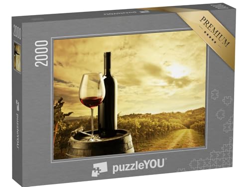 puzzleYOU: Puzzle 2000 Teile „Rotweinflasche und Weinglas auf einem Holzfass im Weinberg“ – aus der Puzzle-Kollektion Wein von puzzleYOU