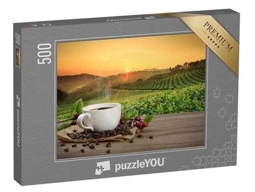 puzzleYOU: Puzzle 500 Teile „Eine Tasse frisch gebrühter Kaffee, im Hintergrund die Kaffeeplantage“ – aus der Puzzle-Kollektion Kaffee von puzzleYOU