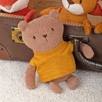 Sigikid 52904 - Kuschelfreunde Mini Mister OLui, Biberbär mit gelbem Pulli, Teddyfleece-Stofffigur, ca. 16 cm von sigikid